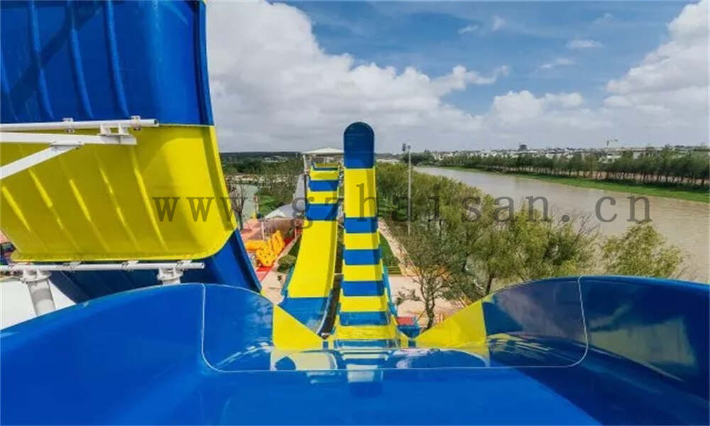 水上滑梯设施乐翻天，畅享清凉夏日时光