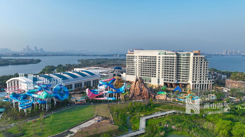 科技铸就非凡体验，专业成就行业标杆——jinnianhui今年会游乐荣膺2025金冠奖“杰出水滑道设备奖”